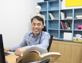 나는 시골 요양병원 의사입니다.&nbsp;(저희 프라임요양병원 최현석 원장님)&nbsp;(본 프로그램은 문화체육관광부와 한국 콘텐츠 진흥원의 우수 방송영상콘텐츠로 선정되어 지원받은 작품입니다.)

위 동그란 화살표를 클릭하시면 동영상을 다시 보실 수 있습니다.&nbsp;